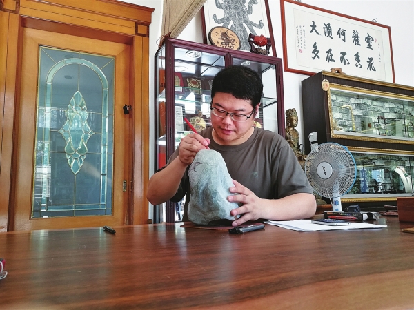 　　侯书业正在雕刻玉器。 受访者供图